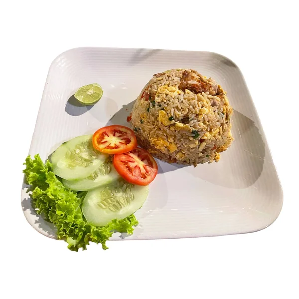 Beyaz üzerine kızarmış domuz pirinci.