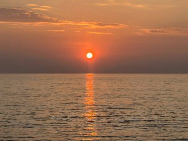 Deniz, sahil, sabah güneşi.