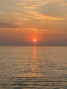 Deniz, sahil, sabah güneşi.