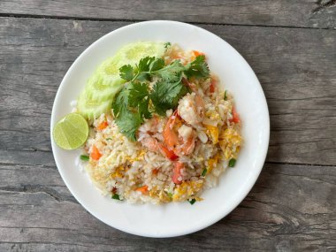 Karides kızarmış pilav yemek üzerinde