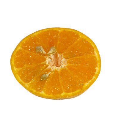 Portakal ikiye bölünmüş. İçindeki et ortaya çıkmış.