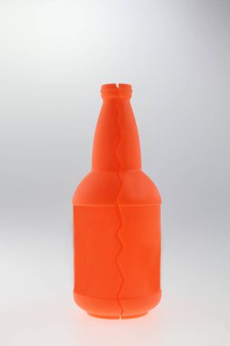 parlak portakal parçalı şişe yenilik paketi, zigzag kesimi ürün tasarımı yakın plan, soyut plastik kap şekli, yaratıcı minimalist plastik kap şekli, şişe beyaz arka planda izole edilmiş benzersiz bir yenilik paketleme kavramı 