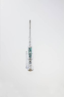 şeffaf test kalem voltaj dedektörü, şeffaf akıllı hassas tornavida yakın çekim, elektrikçiler, teknisyenler tarafından kullanılan, elektrik akımı, onarım, gerekli elektrikli aletler, güvenlik için tasarlanmış, beyaz arka planda izole