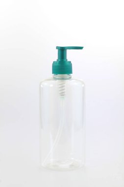 boş şeffaf plastik pompa şişesi kozmetik, cilt bakımı, hijyen ve sağlık paketleri için uygundur. Sıvı, el dezenfektanı, modern hijyen, sağlık hizmetleri konteynırı şeffaf plastik, beyaz arka planda izole edilmiş.