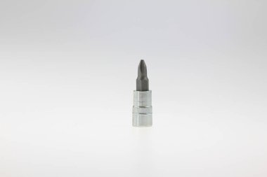 Krom tornavida parçası dikey beyaz arka planda duruyor, otomotiv onarımı, mekanik bakım, mühendislik projeleri, DIY çalışması, atölye organizasyonu, endüstriyel donanım uygulamaları gibi hassas bir bağlama aracını gösteriyor