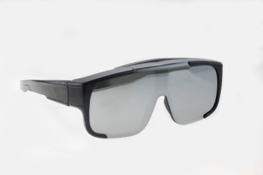 Bir çift modern siyah akıllı gözlük parlak, fütüristik tasarıma sahip, gözlük üç çeyrek açıyla çekiliyor, gelişmiş yapılarını vurguluyor, minimalist sunum yeniliği, beyaz arkaplanda izole edilmiş ultraviyole koruma öneriyor.