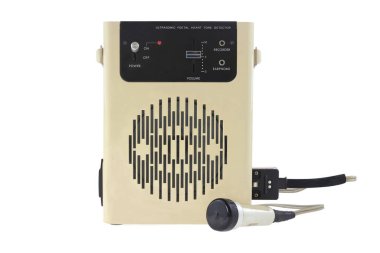 Profesyonel el bilgisayarı kontrol paneli olan, beyaz arka planda izole edilmiş ultrasonik kalp tonu dedektörü cihazı. Fetüsün kalp atışlarını tespit etmek ve kaydetmek için tasarlandı. Hamilelik kontrolleri sırasında fetal sağlığın erken teşhisi için..