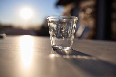 Beyaz zemin üzerinde izole edilmiş su için altı boş şeffaf bardak seti. Reklam için boş cam bardak ve kafe ve restoran menüleri. Kupa maket seti. Yüksek kalite fotoğraf.