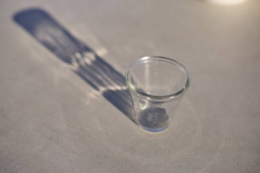 Beyaz zemin üzerinde izole edilmiş su için altı boş şeffaf bardak seti. Reklam için boş cam bardak ve kafe ve restoran menüleri. Kupa maket seti. Yüksek kalite fotoğraf.