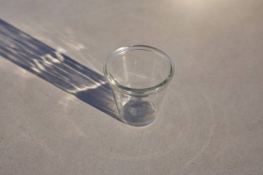 Beyaz zemin üzerinde izole edilmiş su için altı boş şeffaf bardak seti. Reklam için boş cam bardak ve kafe ve restoran menüleri. Kupa maket seti. Yüksek kalite fotoğraf.