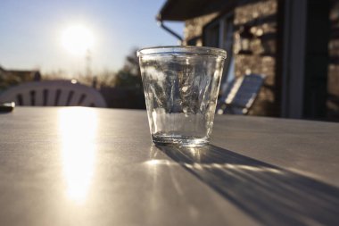 Beyaz zemin üzerinde izole edilmiş su için altı boş şeffaf bardak seti. Reklam için boş cam bardak ve kafe ve restoran menüleri. Kupa maket seti. Yüksek kalite fotoğraf.