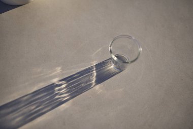 Beyaz zemin üzerinde izole edilmiş su için altı boş şeffaf bardak seti. Reklam için boş cam bardak ve kafe ve restoran menüleri. Kupa maket seti. Yüksek kalite fotoğraf.