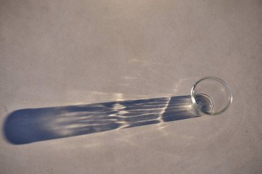 Beyaz zemin üzerinde izole edilmiş su için altı boş şeffaf bardak seti. Reklam için boş cam bardak ve kafe ve restoran menüleri. Kupa maket seti. Yüksek kalite fotoğraf.