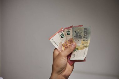 Avro banknotlarının el ele tutuştuğu yakın plan. Para, finans, tasarruf, gelir, nakit ödeme, ekonomi, zenginlik ve mali başarı kavramı. İş, bankacılık, yatırım ve ekonomik temalar için elverişli