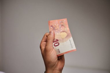 Avro banknotlarının el ele tutuştuğu yakın plan. Para, finans, tasarruf, gelir, nakit ödeme, ekonomi, zenginlik ve mali başarı kavramı. İş, bankacılık, yatırım ve ekonomik temalar için elverişli