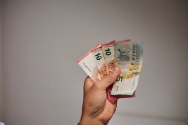 Avro banknotlarının el ele tutuştuğu yakın plan. Para, finans, tasarruf, gelir, nakit ödeme, ekonomi, zenginlik ve mali başarı kavramı. İş, bankacılık, yatırım ve ekonomik temalar için elverişli