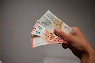 Avro banknotlarının el ele tutuştuğu yakın plan. Para, finans, tasarruf, gelir, nakit ödeme, ekonomi, zenginlik ve mali başarı kavramı. İş, bankacılık, yatırım ve ekonomik temalar için elverişli