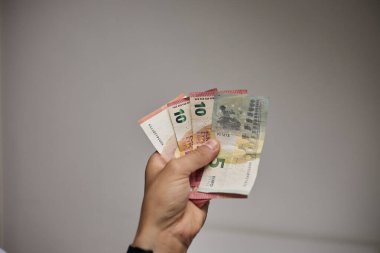 Avro banknotlarının el ele tutuştuğu yakın plan. Para, finans, tasarruf, gelir, nakit ödeme, ekonomi, zenginlik ve mali başarı kavramı. İş, bankacılık, yatırım ve ekonomik temalar için elverişli