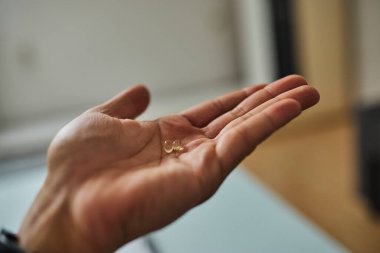 Avuç içlerine sergilenmiş D vitamini hapları. Sağlık sigortası, bağışıklık desteği, beslenme takviyeleri, sağlık ve sağlıklı yaşam tarzı kavramı. Tıbbi, farmasötik ve besinle ilgili konular için uygun temiz ve minimal bileşim.