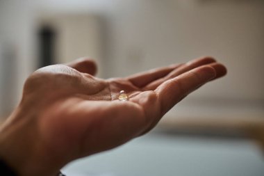 Avuç içlerine sergilenmiş D vitamini hapları. Sağlık sigortası, bağışıklık desteği, beslenme takviyeleri, sağlık ve sağlıklı yaşam tarzı kavramı. Tıbbi, farmasötik ve besinle ilgili konular için uygun temiz ve minimal bileşim.