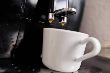 Bir fincana dökülen espresso kahvenin düşük kaliteli fotoğrafı. Kahve hazırlama, sabah rutini, kafein, kafe kültürü ve günlük yaşam tarzı kavramı. Editörel veya gerçekçi içerik için uygun otantik ve kusurlu resim.