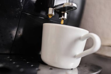 Bir fincana dökülen espresso kahvenin düşük kaliteli fotoğrafı. Kahve hazırlama, sabah rutini, kafein, kafe kültürü ve günlük yaşam tarzı kavramı. Editörel veya gerçekçi içerik için uygun otantik ve kusurlu resim.