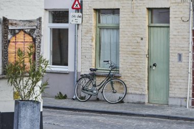 Belçika şehir merkezindeki tarihi kırmızı tuğla bina.