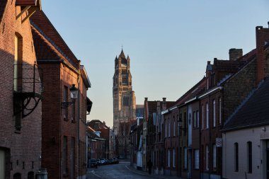 Belçika şehir merkezindeki tarihi kırmızı tuğla bina.