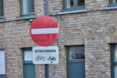 Trafik işaretleri, otoyol bakım alanı, seçici odaklanma