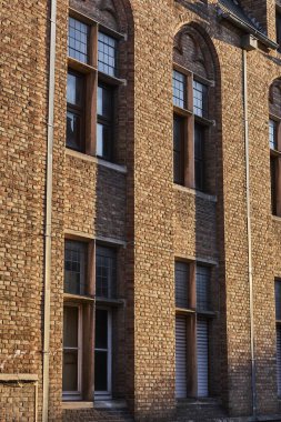 Belçika şehir merkezindeki tarihi kırmızı tuğla bina.