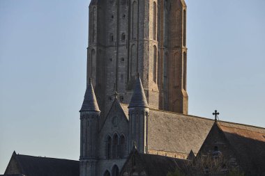 Belçika şehir merkezindeki tarihi kırmızı tuğla bina.