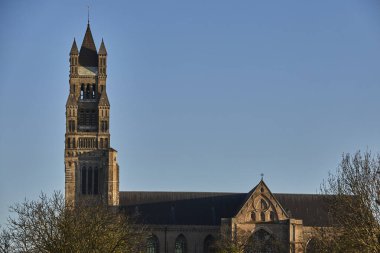 Belçika şehir merkezindeki tarihi kırmızı tuğla bina.