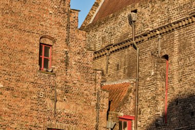 Belçika şehir merkezindeki tarihi kırmızı tuğla bina.