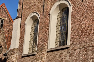 Belçika şehir merkezindeki tarihi kırmızı tuğla bina.