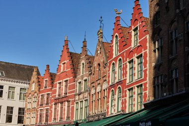 Belçika şehir merkezindeki tarihi kırmızı tuğla bina.
