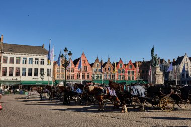 Belçika şehir merkezindeki tarihi kırmızı tuğla bina.
