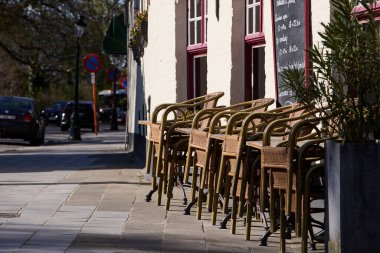 Belçika şehir merkezindeki tarihi kırmızı tuğla bina.