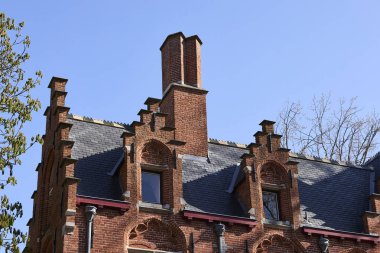 Belçika şehir merkezindeki tarihi kırmızı tuğla bina.