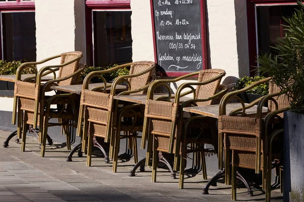 Belçika şehir merkezindeki tarihi kırmızı tuğla bina.