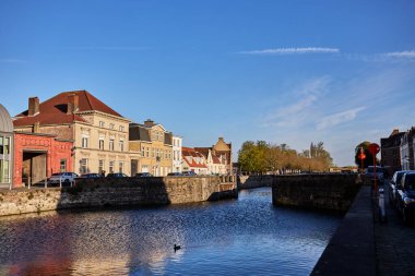 Bu büyüleyici zaman aşımı videosunda Brüksel 'in nefes kesici güzelliğini deneyimleyin. Gündüzün geceye dönüşümü olarak şehrin dinamik manzarasını sergiliyor. Video hareketli şehir yaşamını yakalıyor.