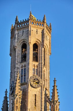 Bu büyüleyici zaman aşımı videosunda Brüksel 'in nefes kesici güzelliğini deneyimleyin. Gündüzün geceye dönüşümü olarak şehrin dinamik manzarasını sergiliyor. Video hareketli şehir yaşamını yakalıyor.