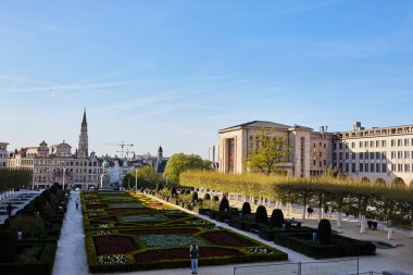 Brüksel, Belçika 'nın eski tarihi mimarisi, ortaçağ binaları ve geleneksel Avrupa cephelerinin yer aldığı. Seyahat, miras, turizm ve korunmuş eski kasaba kavramı..