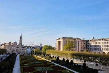 Brüksel, Belçika 'nın eski tarihi mimarisi, ortaçağ binaları ve geleneksel Avrupa cephelerinin yer aldığı. Seyahat, miras, turizm ve korunmuş eski kasaba kavramı..