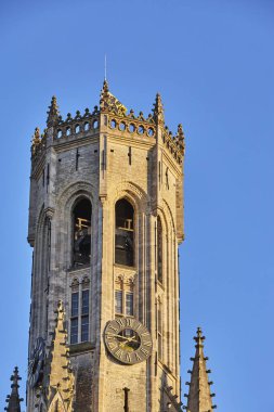 Bu büyüleyici zaman aşımı videosunda Brüksel 'in nefes kesici güzelliğini deneyimleyin. Gündüzün geceye dönüşümü olarak şehrin dinamik manzarasını sergiliyor. Video hareketli şehir yaşamını yakalıyor.