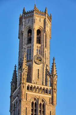 Bu büyüleyici zaman aşımı videosunda Brüksel 'in nefes kesici güzelliğini deneyimleyin. Gündüzün geceye dönüşümü olarak şehrin dinamik manzarasını sergiliyor. Video hareketli şehir yaşamını yakalıyor.
