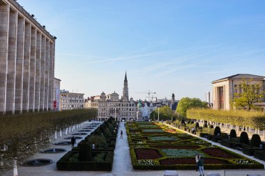 Brüksel, Belçika 'nın eski tarihi mimarisi, ortaçağ binaları ve geleneksel Avrupa cephelerinin yer aldığı. Seyahat, miras, turizm ve korunmuş eski kasaba kavramı..