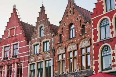 Bu büyüleyici zaman aşımı videosunda Brüksel 'in nefes kesici güzelliğini deneyimleyin. Gündüzün geceye dönüşümü olarak şehrin dinamik manzarasını sergiliyor. Video hareketli şehir yaşamını yakalıyor.