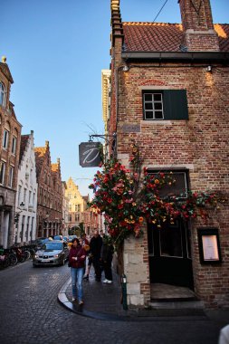 Bu büyüleyici zaman aşımı videosunda Brüksel 'in nefes kesici güzelliğini deneyimleyin. Gündüzün geceye dönüşümü olarak şehrin dinamik manzarasını sergiliyor. Video hareketli şehir yaşamını yakalıyor.