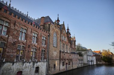 Bu büyüleyici zaman aşımı videosunda Brüksel 'in nefes kesici güzelliğini deneyimleyin. Gündüzün geceye dönüşümü olarak şehrin dinamik manzarasını sergiliyor. Video hareketli şehir yaşamını yakalıyor.