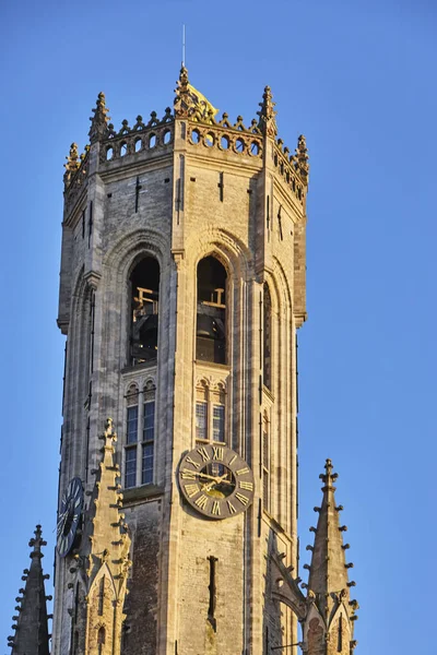 Bu büyüleyici zaman aşımı videosunda Brüksel 'in nefes kesici güzelliğini deneyimleyin. Gündüzün geceye dönüşümü olarak şehrin dinamik manzarasını sergiliyor. Video hareketli şehir yaşamını yakalıyor.